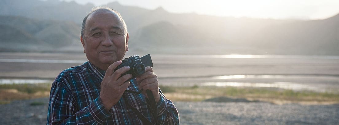 Hombre de avanzada edad con cámara de fotos