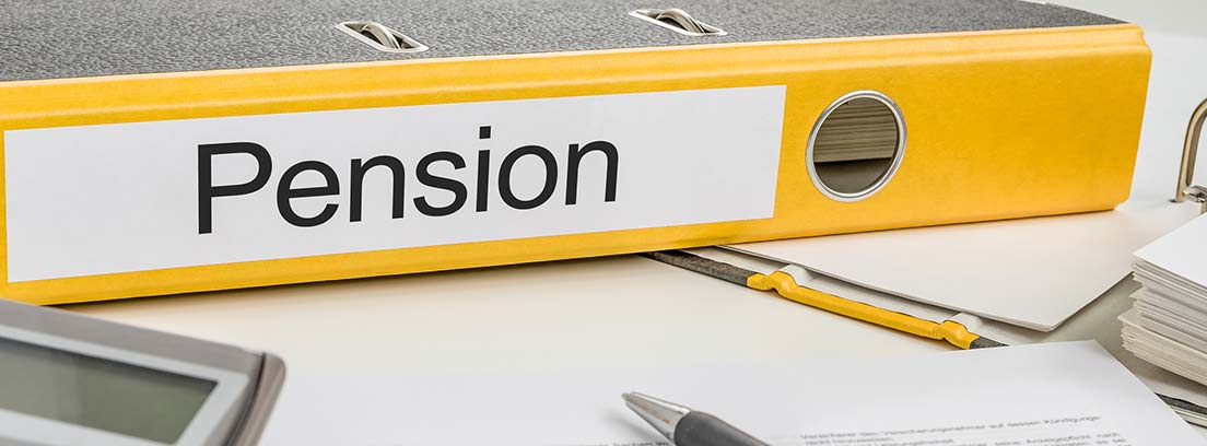 Calculadora, bolígrafo y carpeta con la palabra “pensión” escrita en inglés