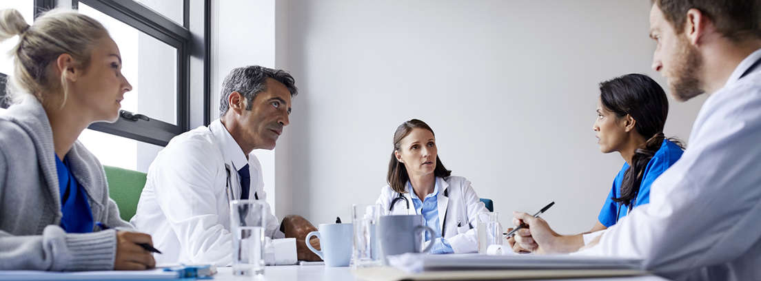 Médicos alrededor de una mesa
