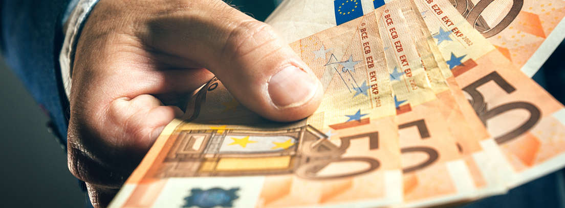 Hombre mostrando un billete de 50 euros