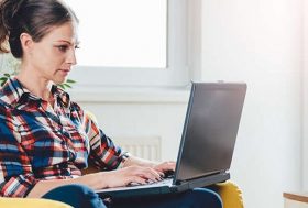 Mujer usando un ordenador portátil