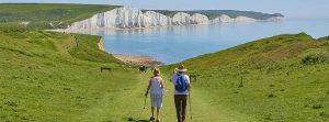 Ancianos completando una excursión