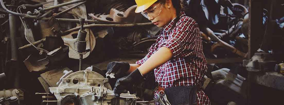 Mujer trabajando en una fábrica industrial
