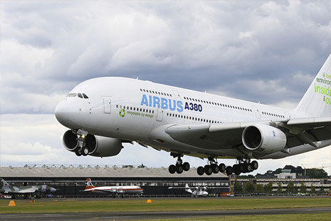 Avión Airbus cerca de tierra