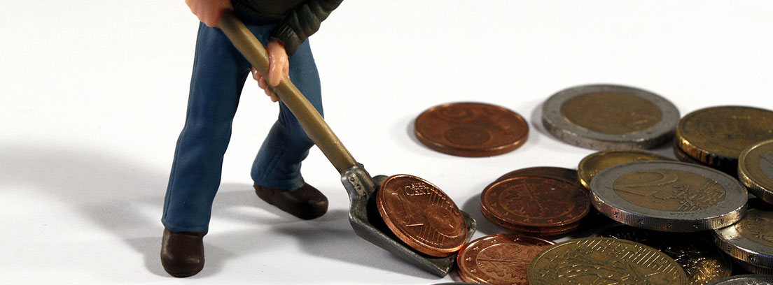 Muñeco cogiendo euros con una pala