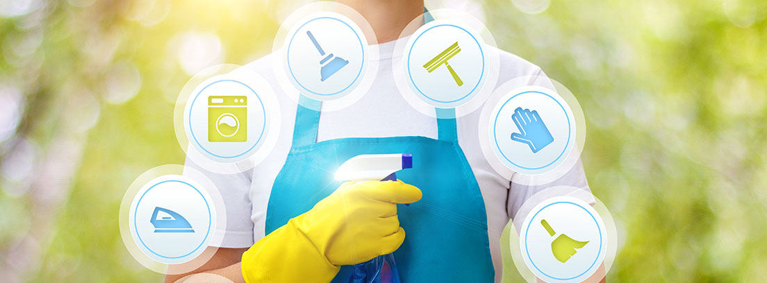 Mujer con delantal azul, guantes amarillos y un pulverizador detrás de varios símbolos de productos de limpieza