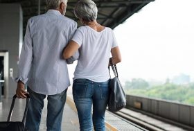 Pareja senior viajando en tren