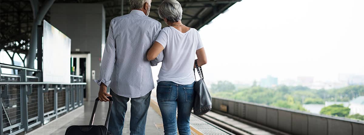 Pareja senior viajando en tren