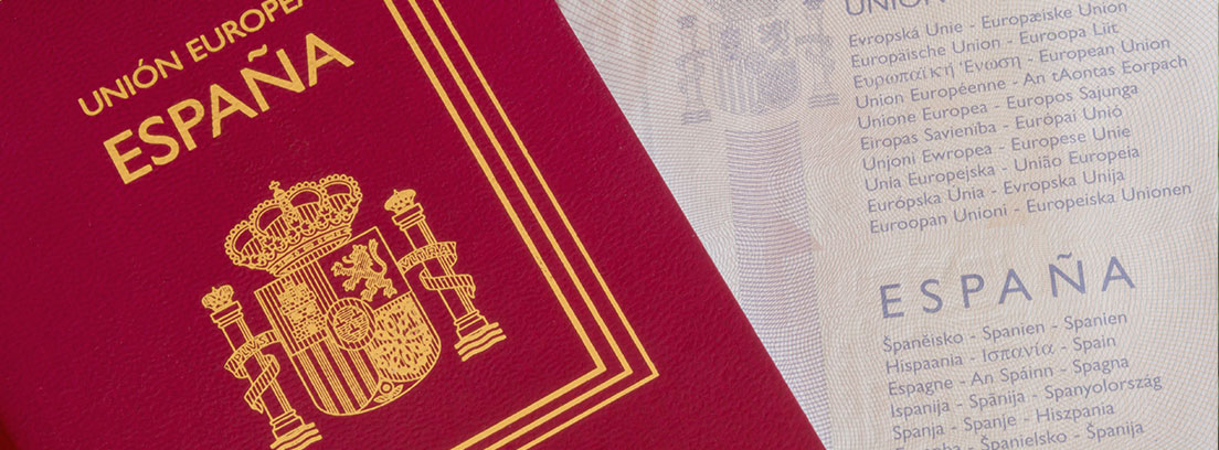Un pasaporte español cerrado sobre otro abierto por una de sus páginas
