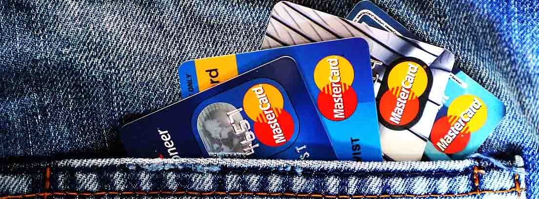 Bolsillo de pantalón vaquero con varias tarjetas MasterCard asomando