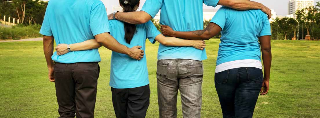 Cuatro personas de espaldas con los brazos entrelazados que forman parte de una asociación sin ánimo de lucro
