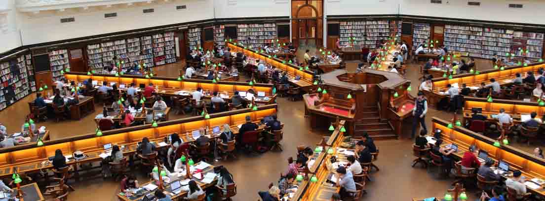 Biblioteca con muchas personas aprendiendo a través del estudio con libros