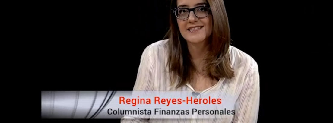 Primer plano de la periodista Regina Reyes-Heroles que explica cómo mejorar tu economía