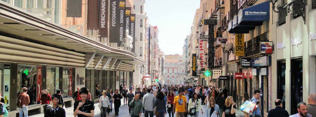 Peatones en la calle Preciados de Madrid, una de las mejores zonas de la capital para invertir en locales comerciales