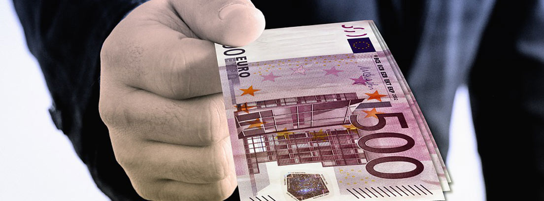 hombre dando un billete de 500 euros