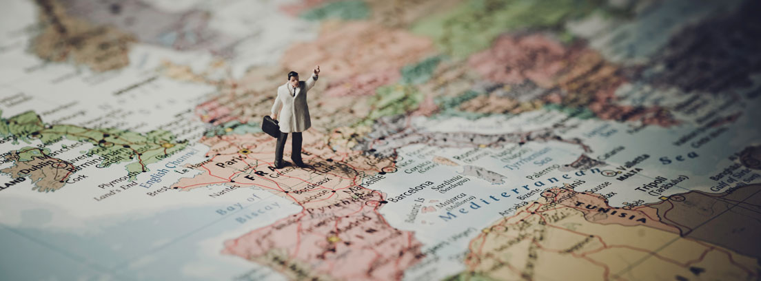 Mapa de Europa con la figura de un hombre con una maleta sobre Francia