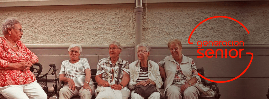 Mujeres mayores sentadas en un banco