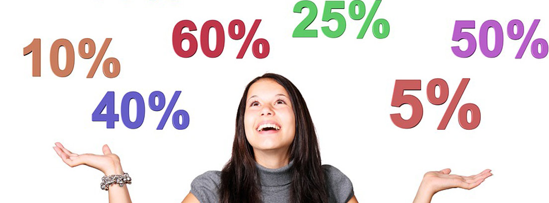 Mujer sonriente con porcentajes sobre ella