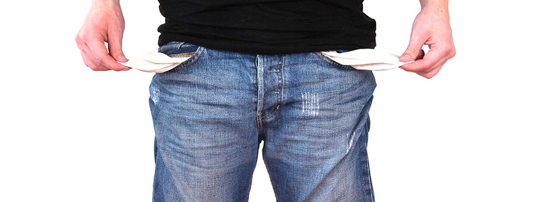 Hombre mostrando el interior de sus bolsillos vacíos