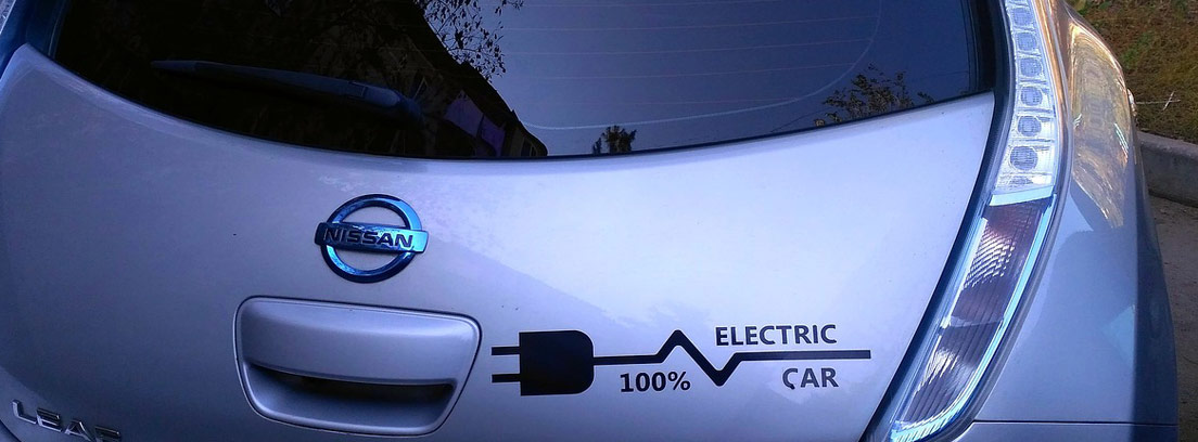 Trasera de un coche Nissan 100 por cien eléctrico