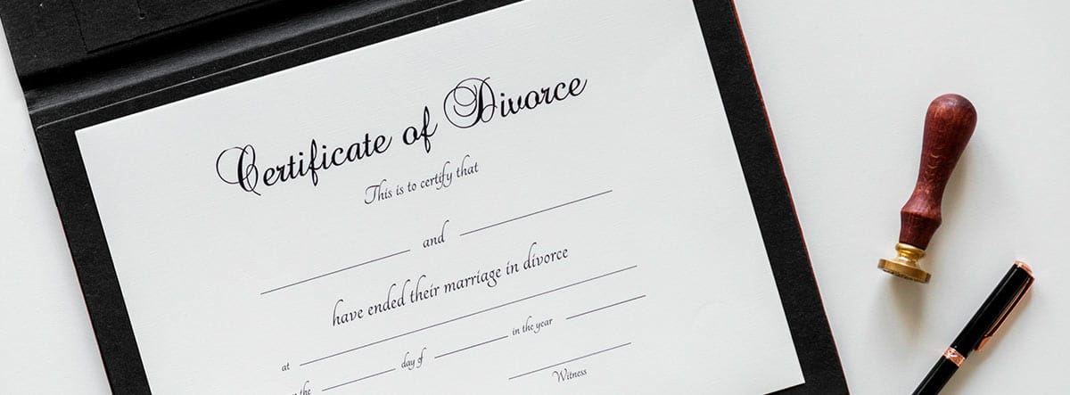 Carpeta con papeles en los que pone “Certificate of Divorce”