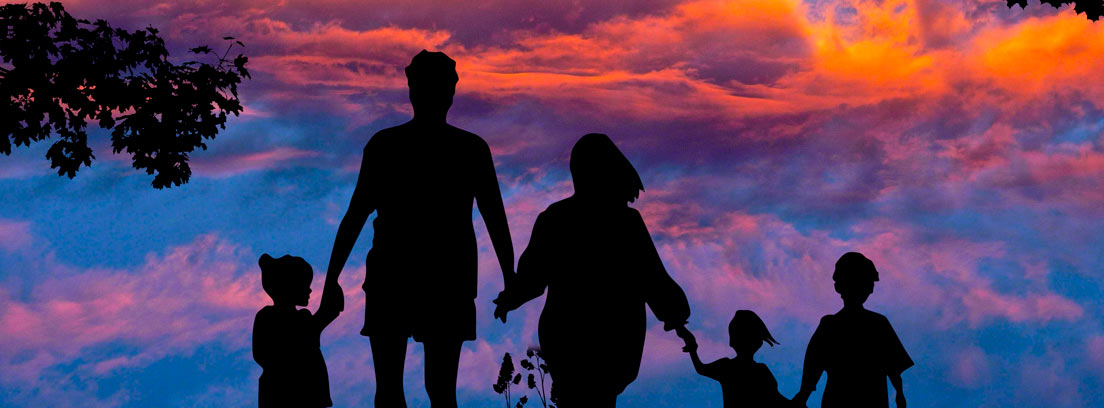 Silueta de una familia de dos progenitores y tres hijos con nubes al fondo