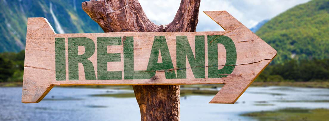 Señal de dirección en madera en la que pone Ireland