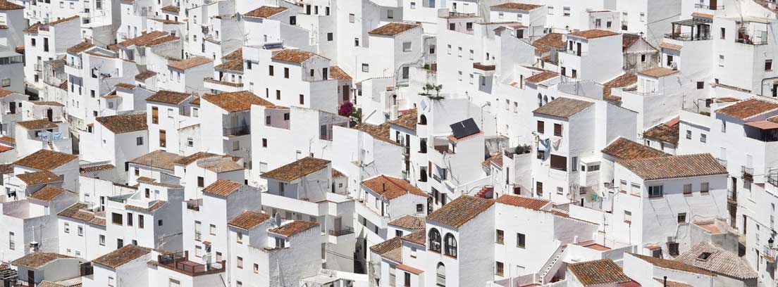 Edificios de una ciudad pintados de blanco