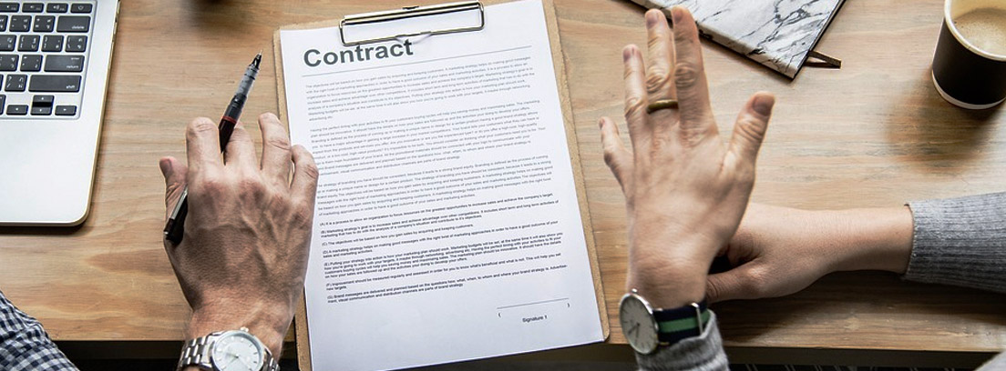 Dos personas negociando un contrato