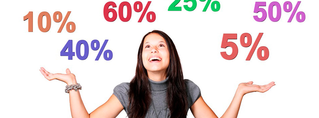 Mujer feliz mirando porcentajes sobre su cabeza