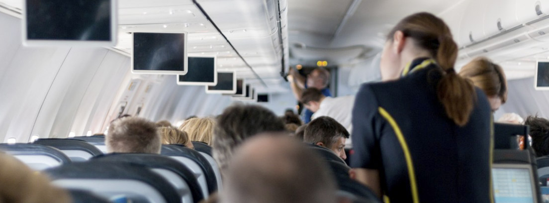 Pasajeros dentro de la cabina de un avión