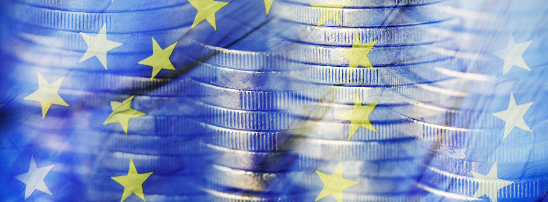 Bandera de Europa con monedas de Euro de fondo