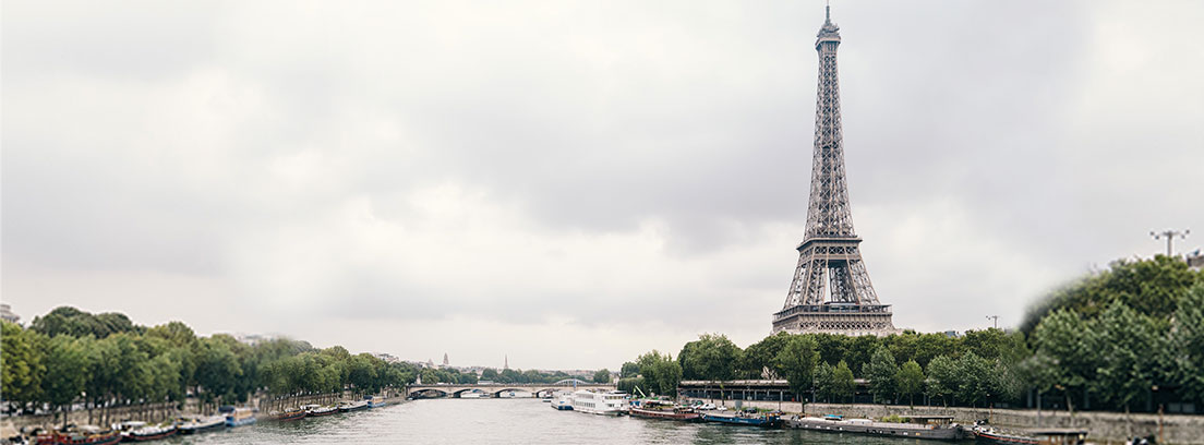 La Torre Eiffel captada desde el río Sena