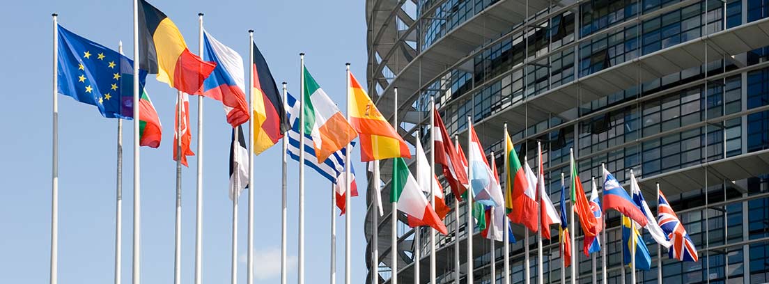 Las diferentes banderas de la Unión Europea ondeando al viento