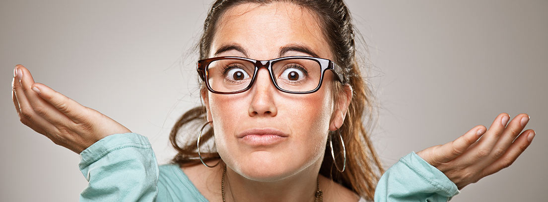 Mujer con gafas y cara de duda