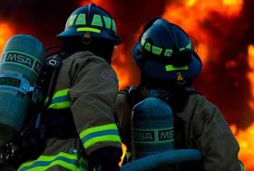 Bomberos apagando un fuego