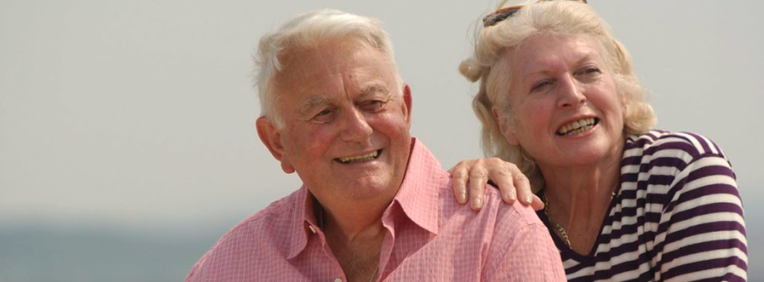Hombre y mujer mayores sonrientes