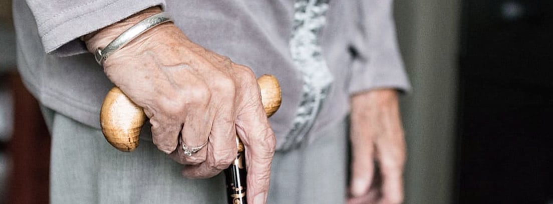 Mujer mayor con bastón