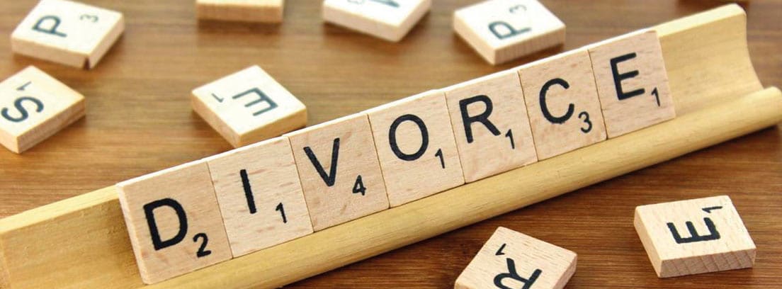 Letras de Scrabble formando la palabra “divorce”
