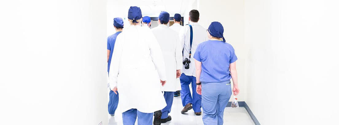 Enfermeros y médicos caminan en un hospital