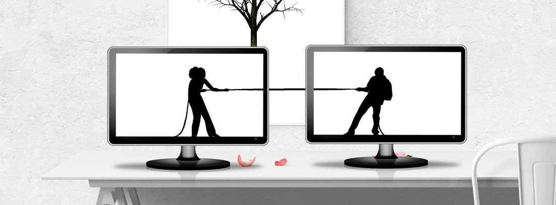 Dos pantallas de ordenador en las que se ve un hombre y una mujer tensando una cuerda