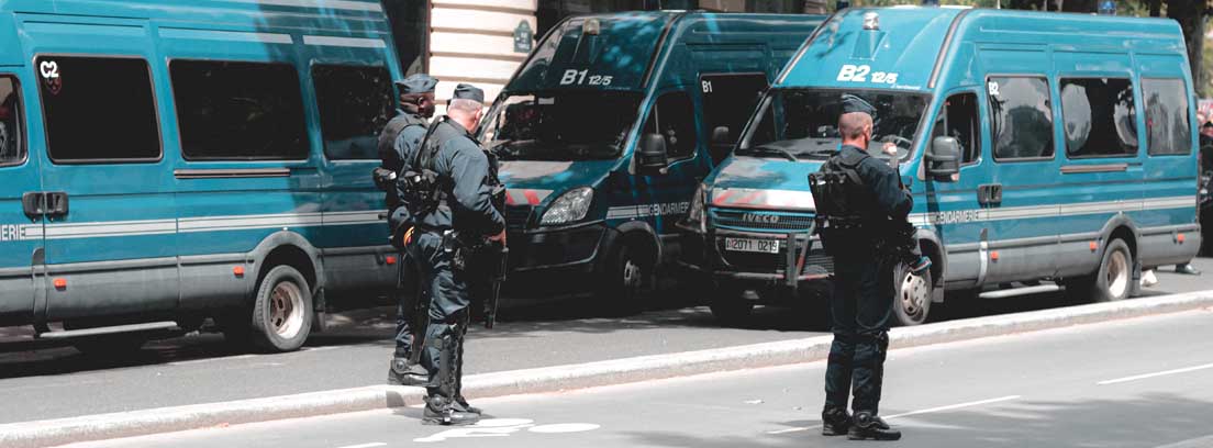 Policías armados y furgones
