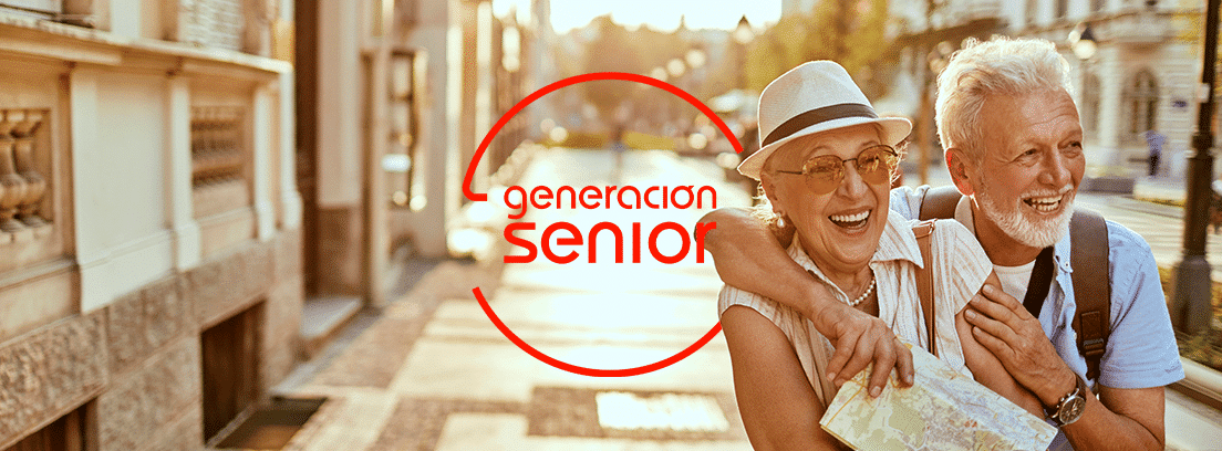 Destinos turísticos para jubiladosÇ: pareja de mayores paseando por una avenida