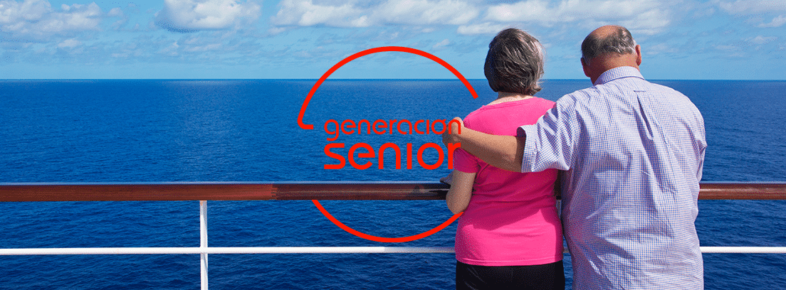 Los mejores cruceros para jubilados: pareja de espaldas al mar en un barco