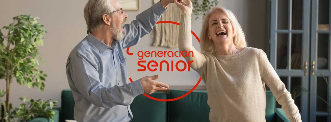 Viviendas colaborativas para seniors: pareja de personas maduras bailando en casa