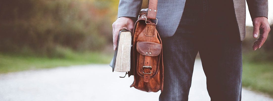 Hombre con cartera y libro