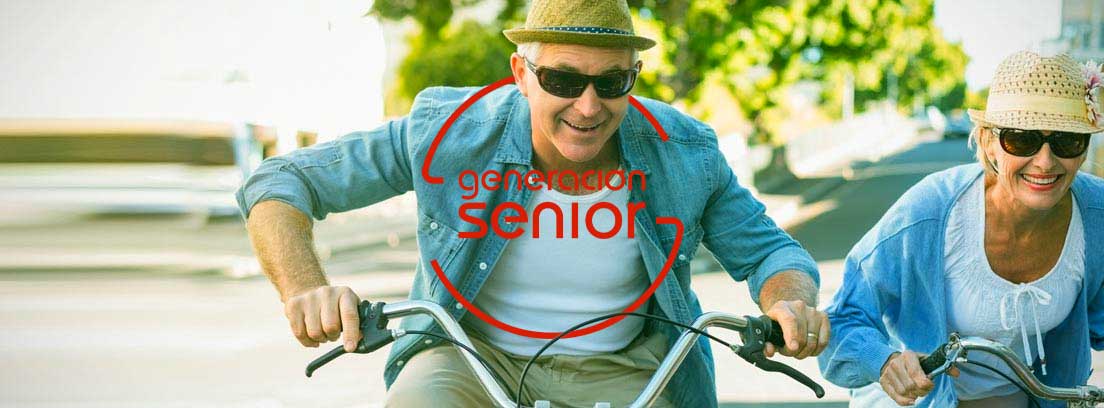 Consejos para mantener el nivel de vida en la jubilación: personas mayores montando en bicicleta