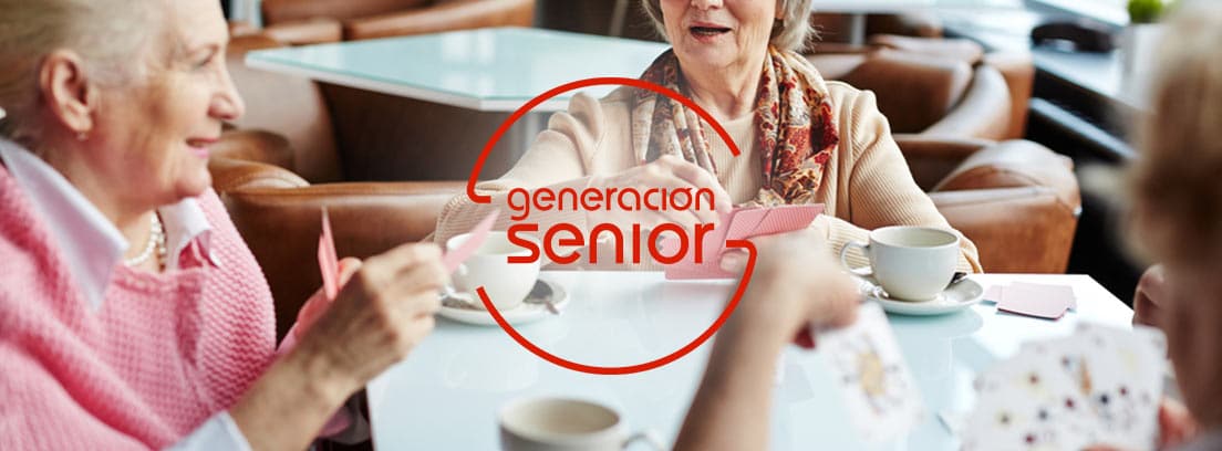 grupo de mujeres mayores tomando café y jugando a las cartas
