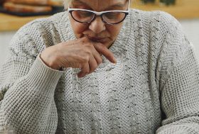 Mujer mayor leyendo un documento