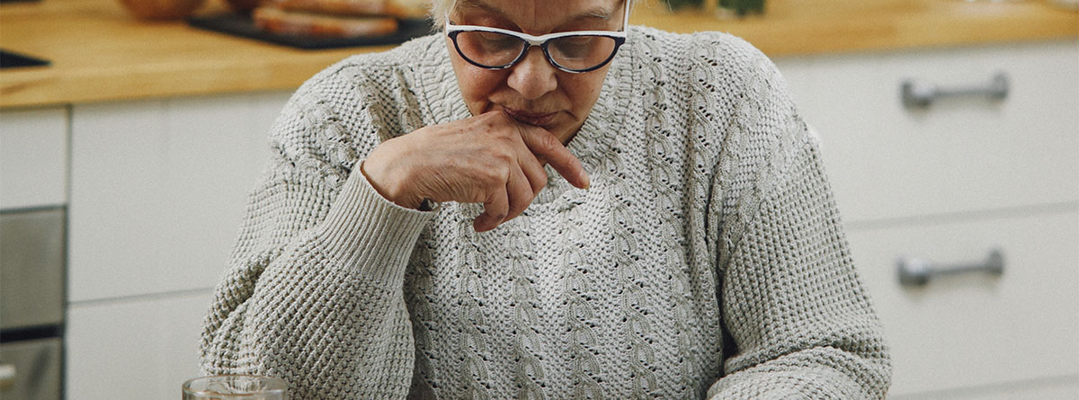 Mujer mayor leyendo un documento